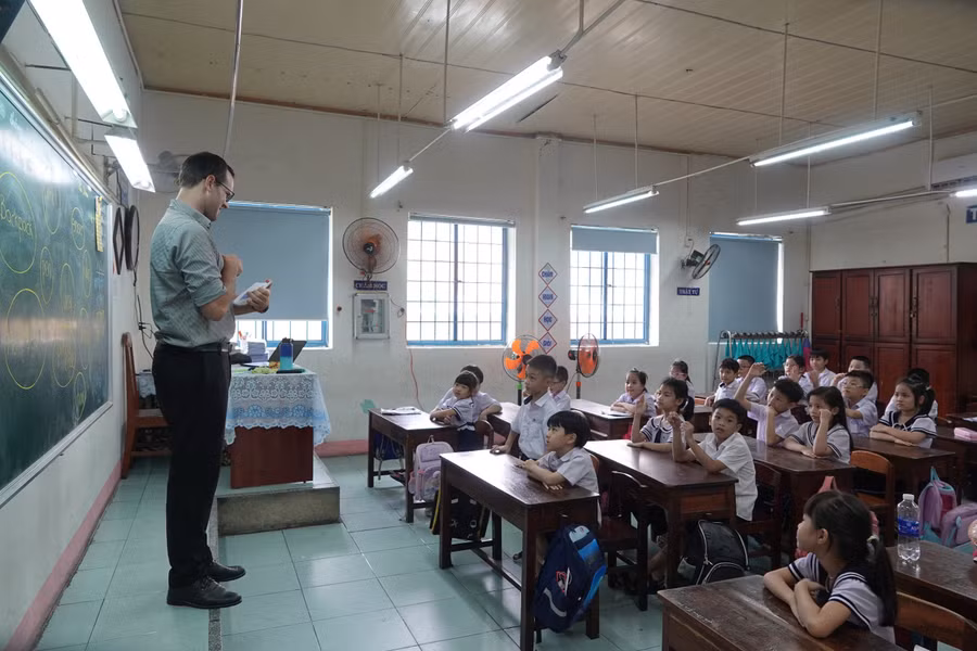 Học sinh lớp 2/2 Trường Tiểu học Phù Đổng đang học tiếng Anh với người nước ngoài theo hình thức xã hội hóa. Học sinh lớp 2/2 Trường Tiểu học Phù Đổng đang học tiếng Anh với người nước ngoài theo hình thức xã hội hóa.