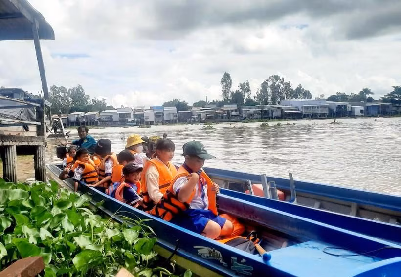 Thầy cô giáo, lực lượng quân sự, dân quân tự vệ dùng vỏ lãi đưa rước học sinh tại các xã vùng đầu nguồn tỉnh An Giang. Ảnh: Trọng Nhân. Thầy cô giáo, lực lượng quân sự, dân quân tự vệ dùng vỏ lãi đưa rước học sinh tại các xã vùng đầu nguồn tỉnh An Giang. Ảnh: Trọng Nhân.