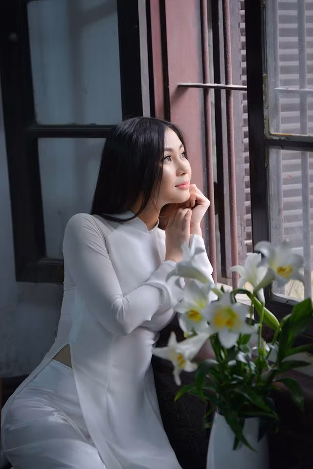 tan chay vi thieu nu ha noi chup anh ao dai ben hoa loa ken - 6