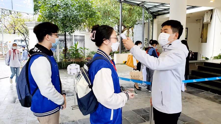 Học sinh Trường THCS – THPT Ban Mai đến trường học trực tiếp sáng 8/2.