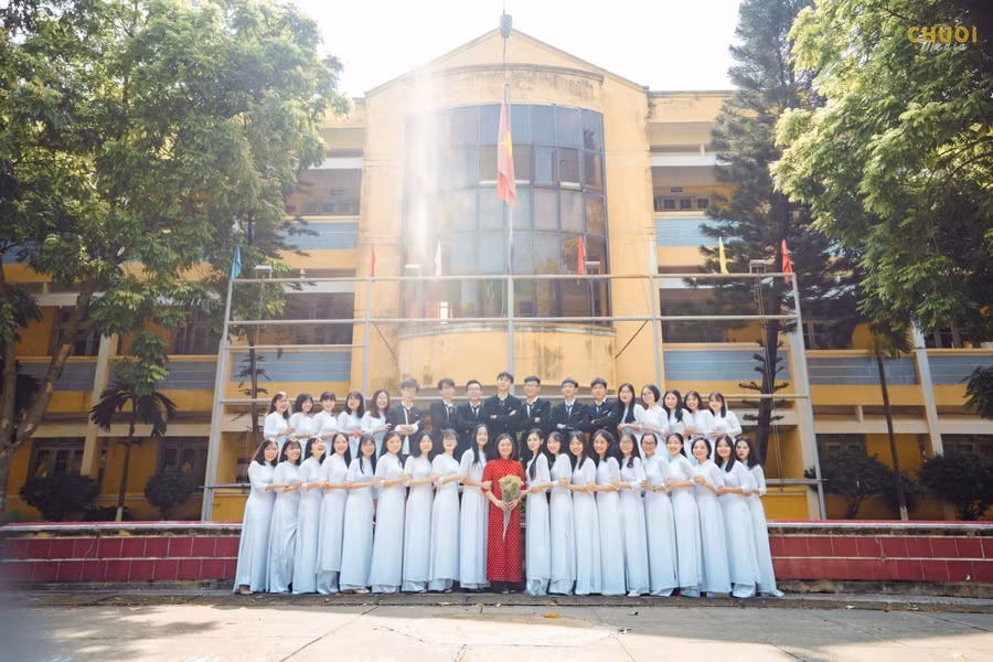 Cô Trần Thị Dung và học trò.