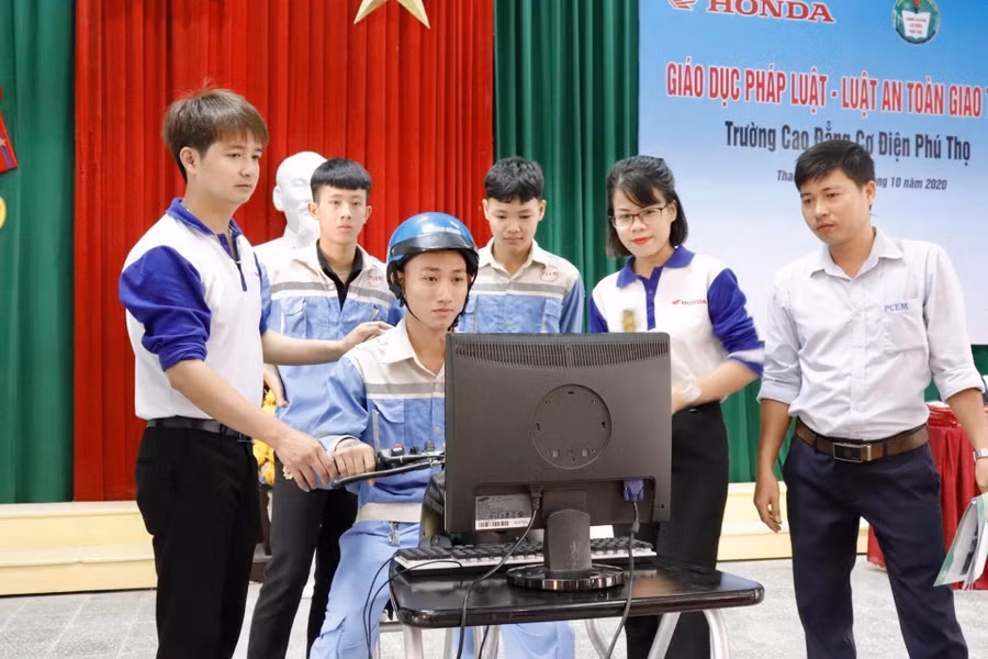 Sinh viên Trường CĐ nghề Phú Thọ trong buổi giáo dục pháp luật về Luật An toàn giao thông. Ảnh: pcem.edu.vn