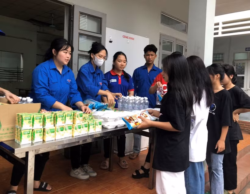 Tiếp sức thí sinh tại Điểm thi PTDTNT huyện Mường Tè.