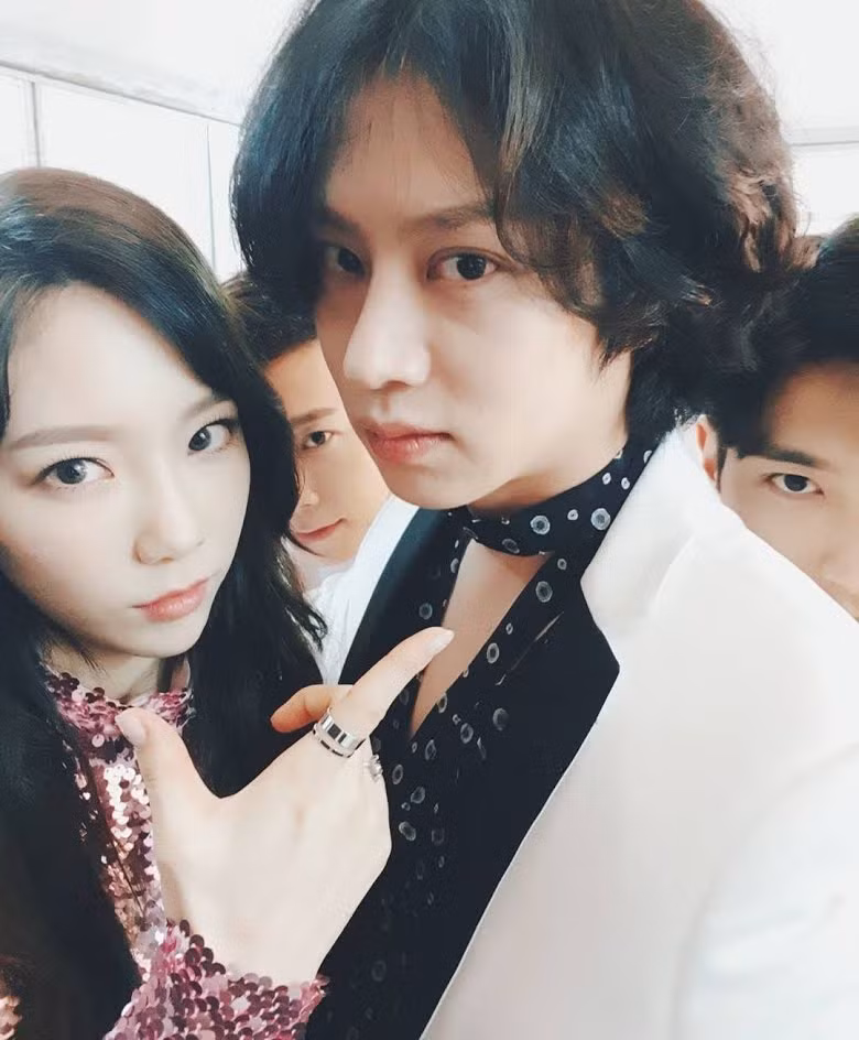  Taeyeon, V, J-Hope mạnh tay tặng "hàng hiệu" đắt tiền cho bạn bè ảnh 2