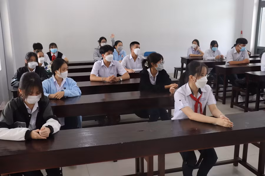 Thí sinh vào phòng thi dự thi môn Ngữ văn.