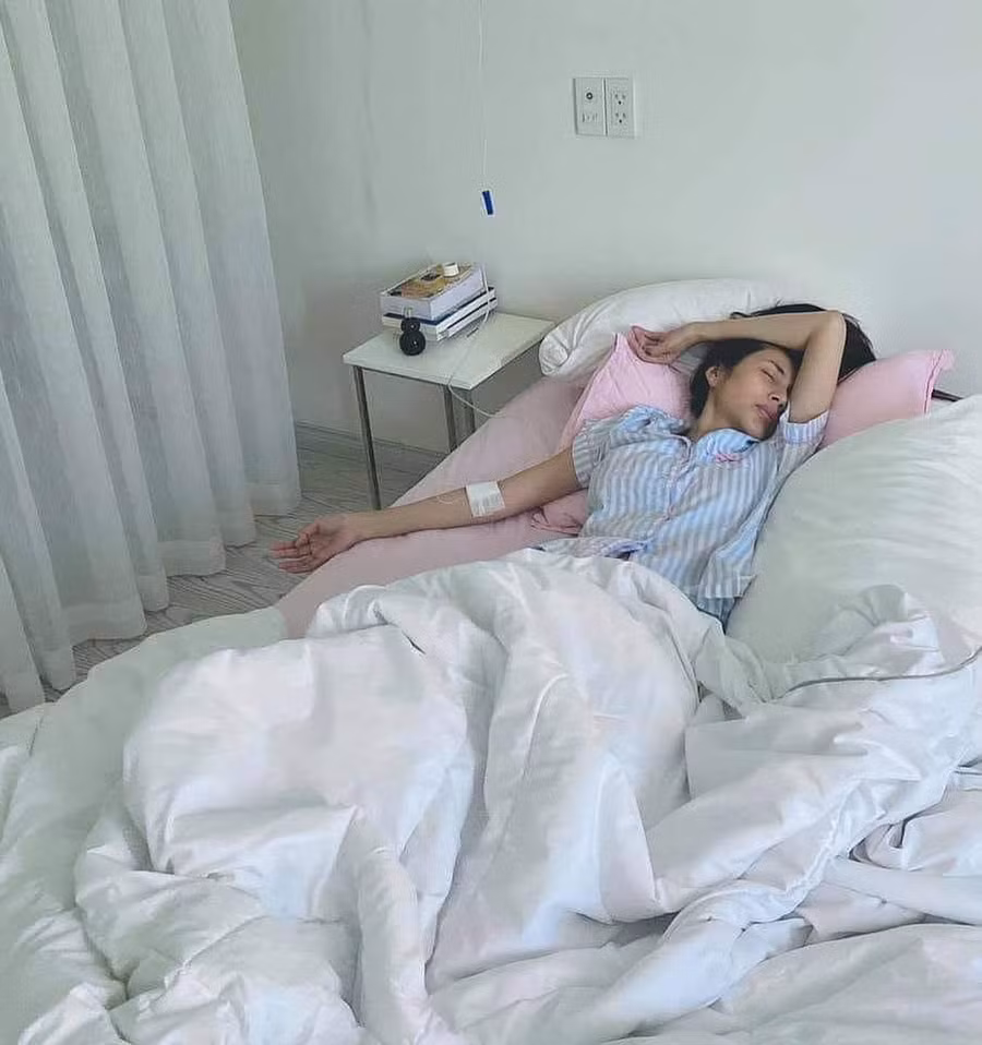 Hình ảnh Thủy Tiên mệt mỏi, tay cắm ven truyền nước biển được Công Vinh đăng tải trên trang facebook cá nhân ngày 8/11.