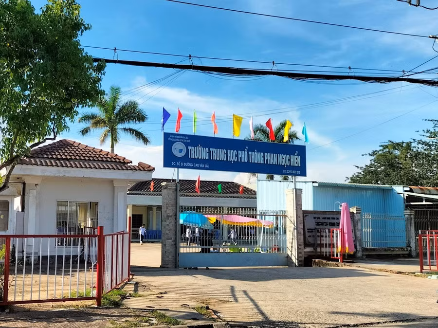 Cổng trường THPT Phan Ngọc Hiển, nơi xảy ra vụ việc nữ sinh bị đánh.
