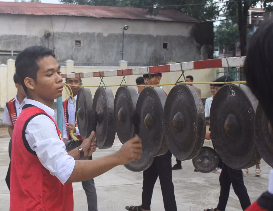 Tiếng cồng chiêng vang lên khắp sân trường.