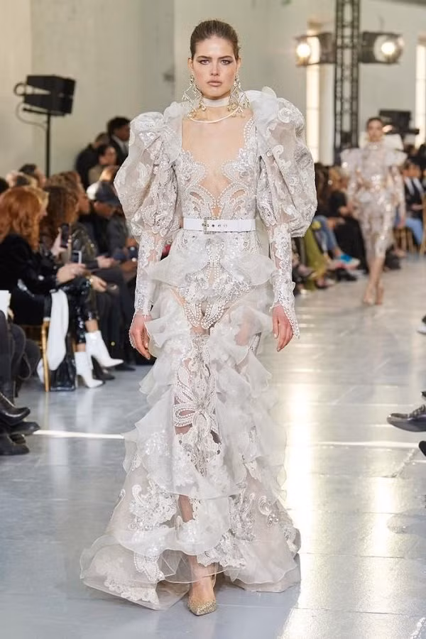 Những bộ váy cưới hay lộng lẫy giúp Elie Saab trở thành một trong những nhà thiết kế quyền lực nhất thế giới hiện nay, nhắc đến váy cưới là không thể quên sự có mặt của ông