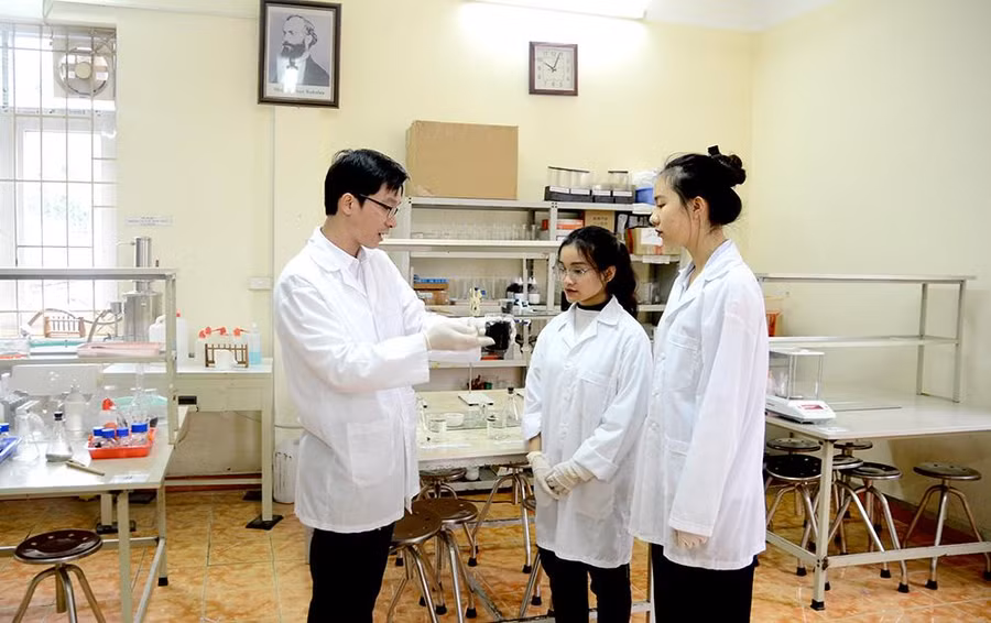 Thầy Hoàng Châu Thiện, giáo viên Trường THPT chuyên Tuyên Quang hướng dẫn học sinh nghiên cứu khoa học.
