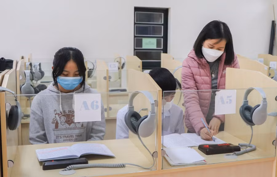 Để bù lấp “chỗ trống” về nhân lực cho năm học mới, một giáo viên tại Điện Biên có thể dạy nhiều hơn 1 lớp trong cùng thời điểm, thông qua “lớp học ảo”.