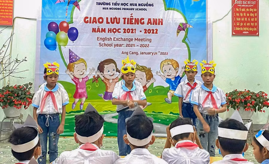 Học sinh Trường Tiểu học Hua Nguống (huyện Mường Ảng) tham gia giờ học ngoại khóa Giao lưu tiếng Anh.
