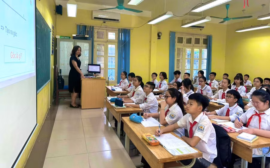 Cô trò Trường THCS Ái Mộ (Long Biên, Hà Nội) dạy - học nghiêm túc sau thi học kỳ II.