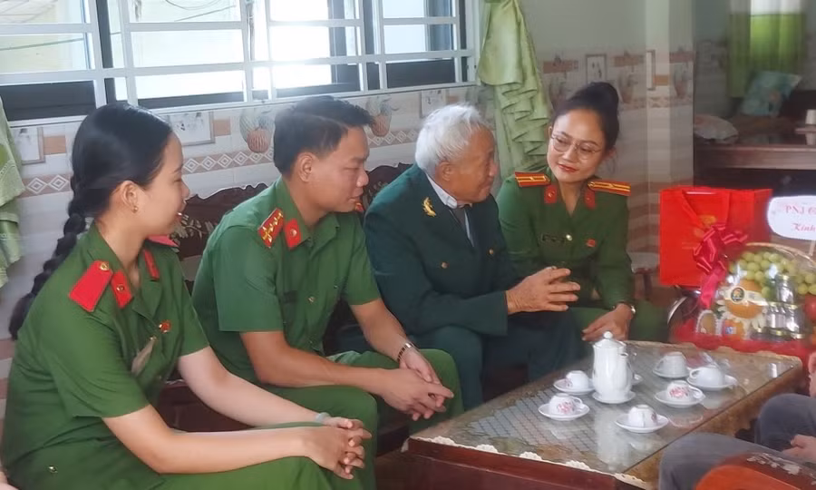Ông Nguyễn Văn Kha (Thương binh 4/4, chiến sĩ Điện Biên, Pháo Thủ số 2, thuộc Đại đội 1, Tiểu đoàn 394, Trung đoàn cao xạ 367) trò chuyện cùng đoàn công tác.