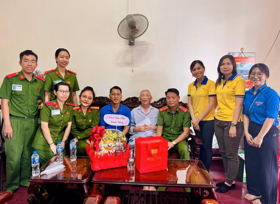 Đoàn công tác thăm hỏi ông Lê Mạnh Quý (Chiến sĩ bộ binh, thuộc Trung đoàn 57, Sư đoàn 304).