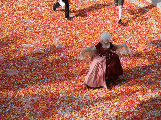 Lễ hội ném kẹo Les Comparses at Festa Major (Tây Ban Nha): Lễ hội này diễn ra ở Vilanova i la Geltru, một thành phố phía nam Barcelona với hoạt động chủ yếu là ném kẹo vào người nhau, ngoài ra còn có các cuộc diễu hành hoành tráng.