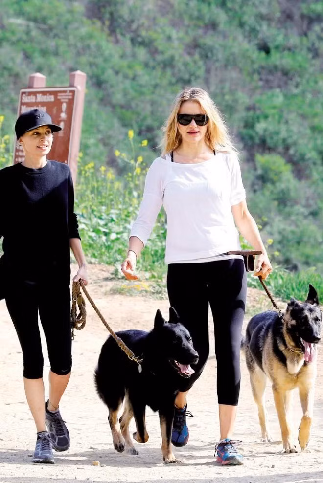 Nicole Richie – Cameron Diaz: Cả Cameron Diaz và Nicole Richie là những người rất yêu động vật, có lẽ vì vậy mà hai ngôi sao chênh nhau gần 10 tuổi này khá thân thiết. Từ tháng 2/2014, người hâm mộ thường xuyên bắt gặp cảnh hai nữ diễn viên xinh đẹp cùng nhau luyện tập thể dục kết hợp thư giãn bằng cách dắt các chú chó béc-giê Đức đi dạo ở các công viên, đồi núi thuộc khu vực Los Angeles, Mỹ.