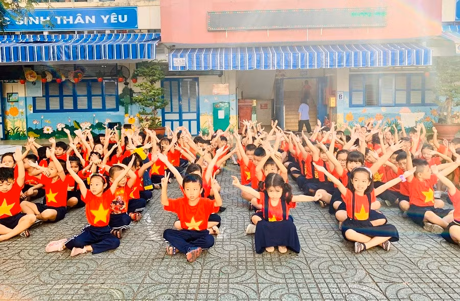 Học sinh cùng hô vang Việt Nam chiến thắng!