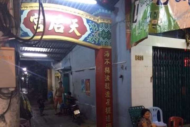 Đâm chết bạn nhậu, nam thanh niên khóc nấc trong vòng tay mẹ