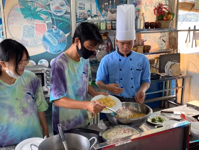 Học sinh khối 9 Trường THCS Minh Đức, Quận 1 trải nghiệm hướng nghiệp với nghề đầu bếp. Ảnh: NTCC