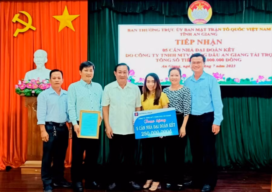 Ủy ban MTTQ Việt Nam tỉnh An Giang tiếp nhận kinh phí xây dựng 5 căn nhà Đại đoàn kết.