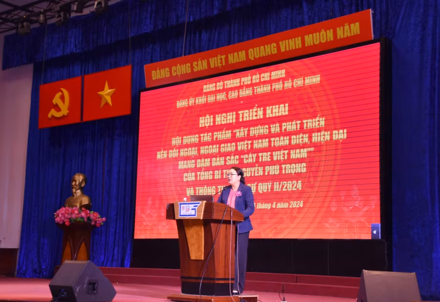 Bà Nguyễn Thị Minh Hồng, Bí thư Đảng ủy Khối phát biểu chỉ đạo Hội nghị.