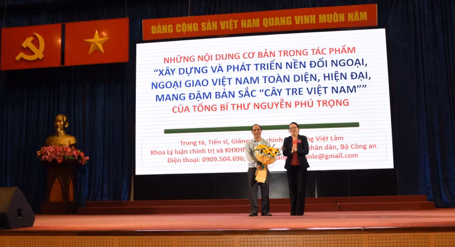 Và Nguyễn Thị Minh Hồng, Bí thư Đảng ủy Khối tặng hoa cảm ơn báo cáo viên Lê Hoàng Việt Lâm.