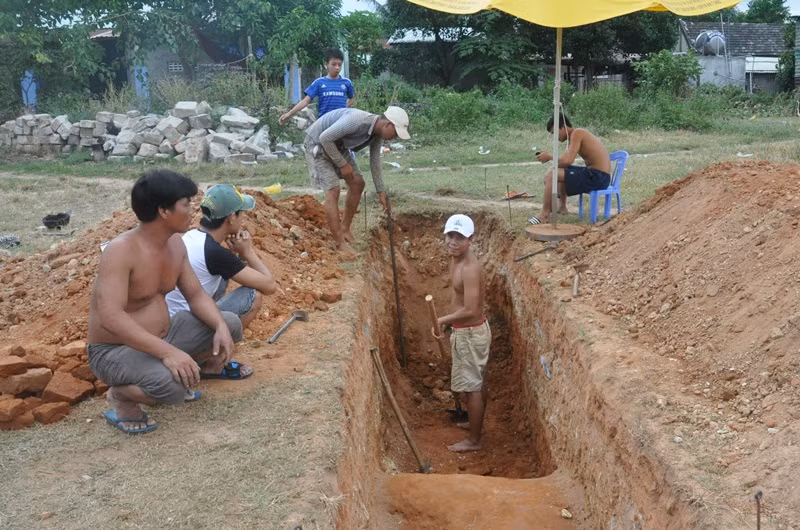 &nbsp;Đợt đào thám sát di tích Chăm vừa tiến hành ở làng Nam Ô (Đà Nẵng)