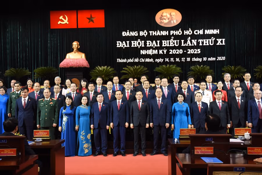 Ra mắt Ban Chấp hành Đảng bộ TP.HCM khoá XI, nhiệm kỳ 2020-2025. Ảnh TTBC Đại hội cung cấp