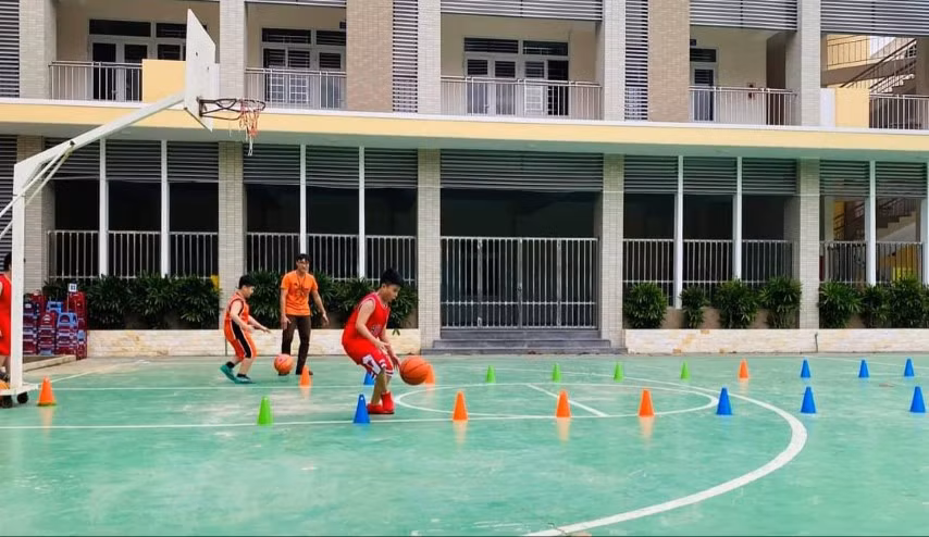 CLB bóng rổ của Trường THCS Nguyễn Huệ (quận Hải Châu, TP Đà Nẵng) sinh hoạt vào các ngày cuối tuần. Ảnh: NTCC