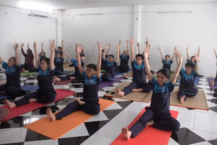 Học sinh Trường THPT Bùi Thị Xuân trong giờ tập Yoga. Ảnh: Phương Thảo