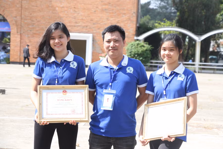 Hai chị em sinh đôi Lê Vân Yên Khê và Lê Vân Yên Khanh (Trường THPT chuyên Lê Hồng Phong) và thầy hướng dẫn nhận giải Nhất Cuộc thi KHKT cấp quốc gia học sinh trung học khu vực phía Nam.