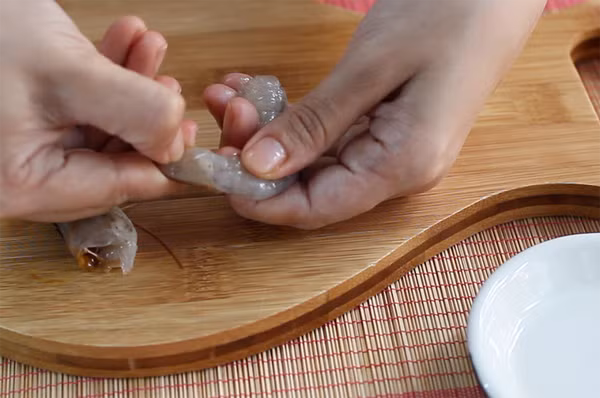 Cách bóc vỏ tôm