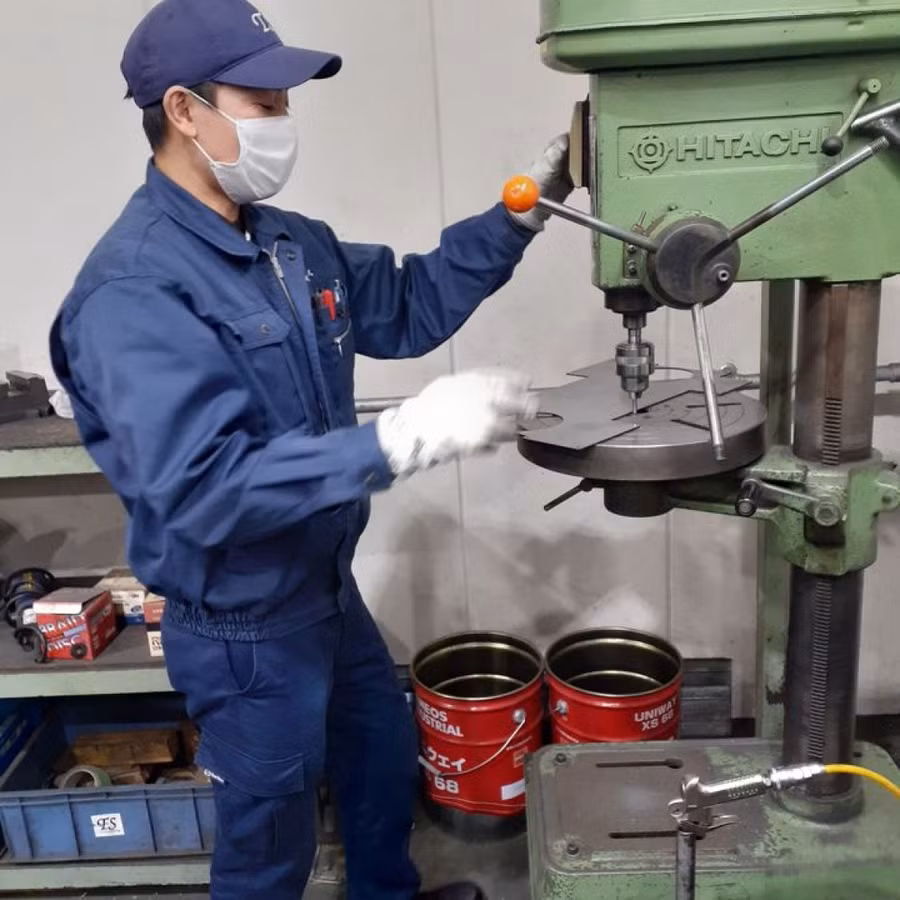 Ngày Tết, anh Lê Văn Quyết vẫn miệt mài làm việc tại nhà máy. (Ảnh: NVCC)