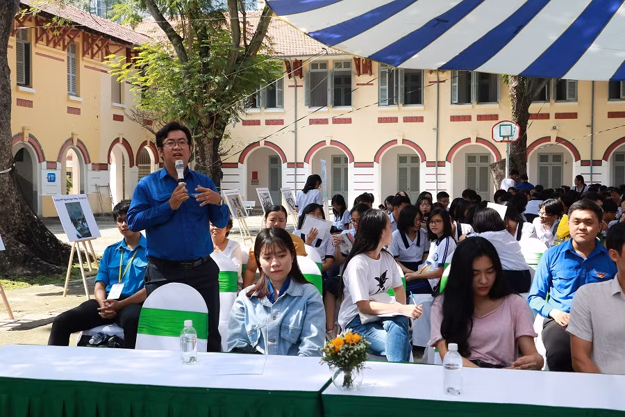 Đại diện Quận đoàn Quận 3 đặt câu hỏi cho ban tổ chức tại lễ phát động.