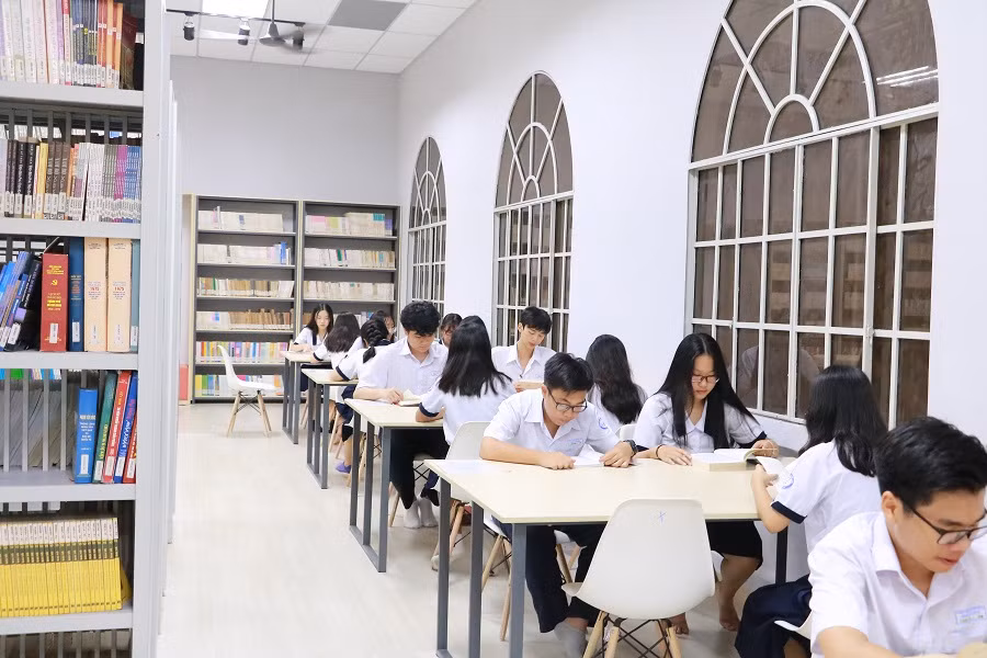 Một góc thư viện Trường THPT Marie Curie.