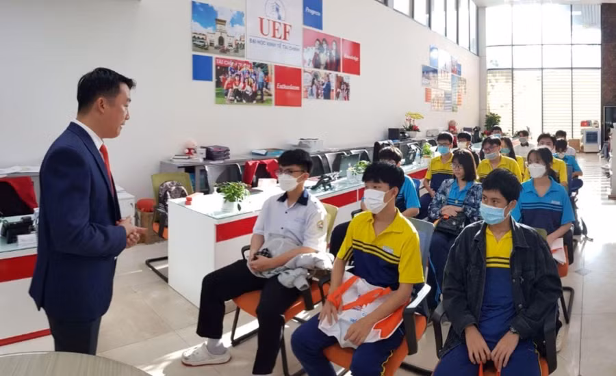 Học sinh Trường THPT Bùi Thị Xuân tham quan tại Trường Đại học Kinh tế - Tài chính TPHCM.