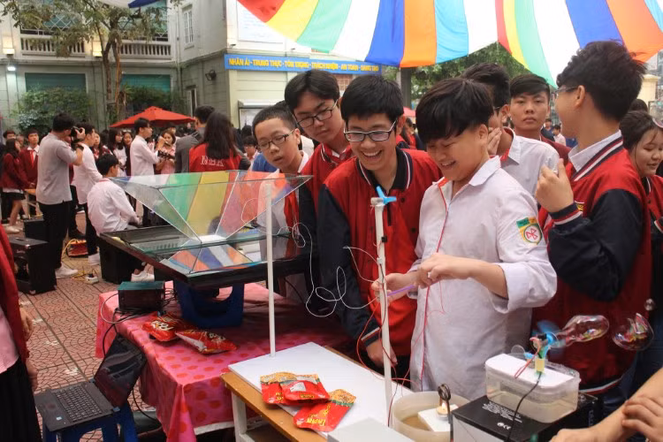 Niềm vui khám phá kiến thức khoa học ở trường. Ảnh: TG