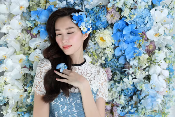 Cô cũng là mỹ nhân hiếm hoi của showbiz Việt trung thành với hình ảnh thanh lịch, không diện trang phục sexy. dang-thu-thao-mac-vay-ngan-hoa-chup-hinh-tren-cau-gay-chu-y-5