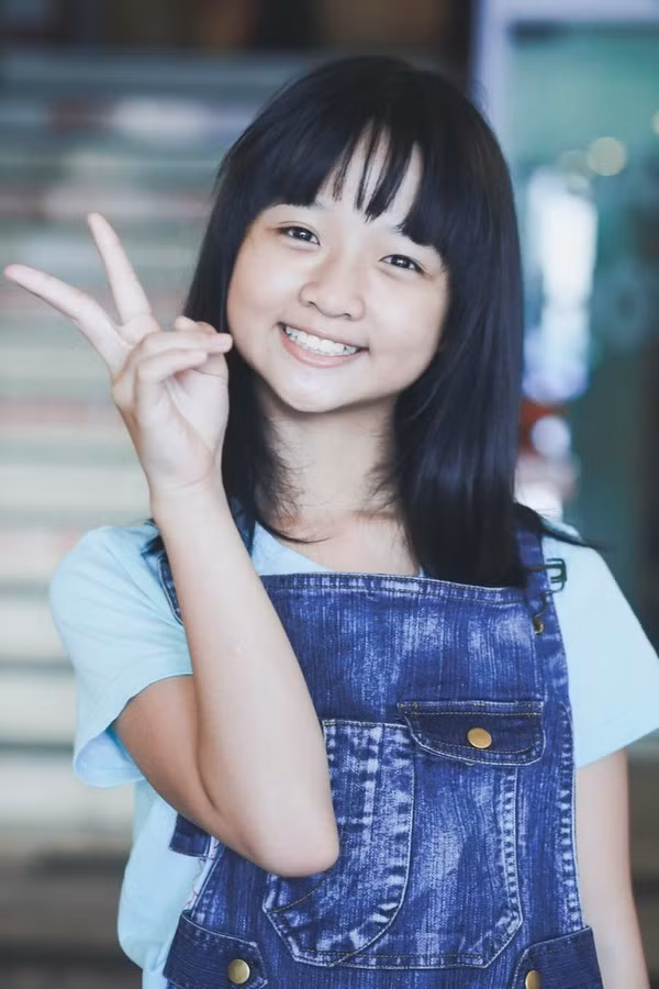 Theo lời Thanh Mỹ thì bình thường đi sự kiện thì mẹ có đánh son cho em. Em không làm gì khác. Những việc như anh chị, cô chú vây quanh hỏi han, phỏng vấn em cũng quen rồi, chỉ còn hơi ngại chút xíu. 