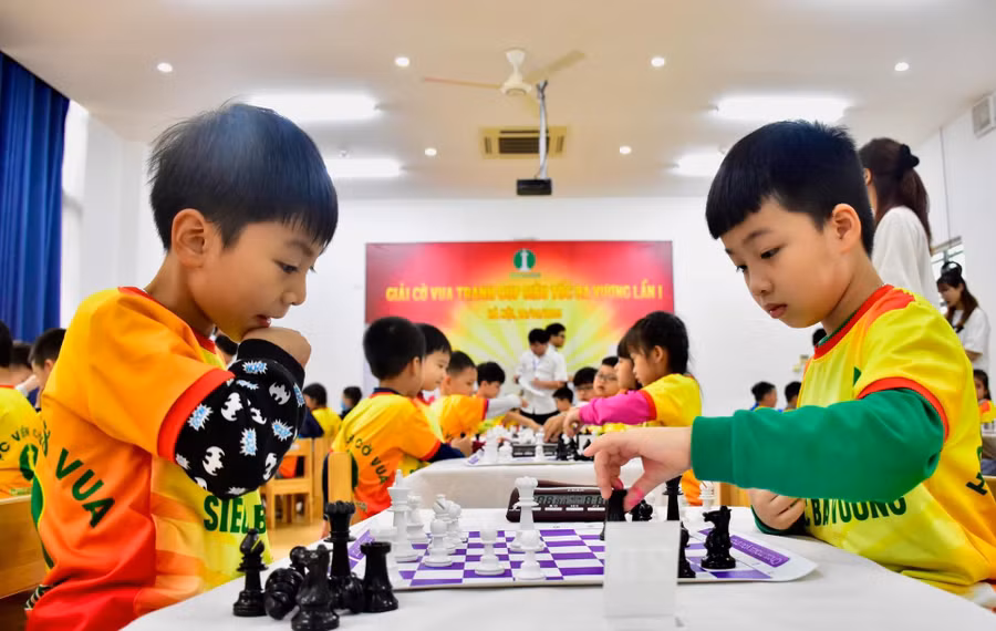 Các kỳ thủ tranh tài tại giải cờ vua tranh cúp Siêu tốc Bá Vương lần thứ I. Các kỳ thủ tranh tài tại giải cờ vua tranh cúp Siêu tốc Bá Vương lần thứ I.