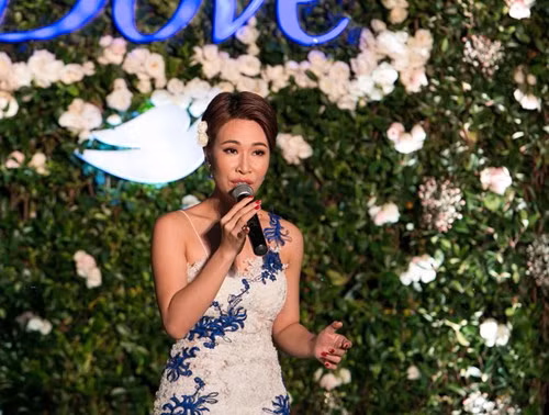 Bảo Anh, Uyên Linh khoe sắc giữa vườn hoa hồng khổng lồ - ảnh 9