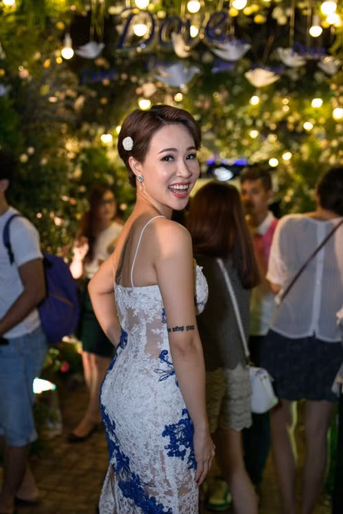 Bảo Anh, Uyên Linh khoe sắc giữa vườn hoa hồng khổng lồ - ảnh 7