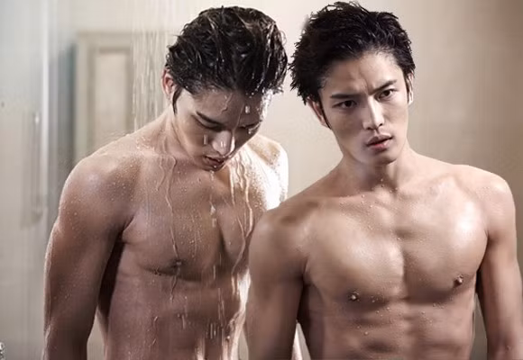 Có gương mặt baby nhưng Kim Jae Joong có thân hình khá nóng bỏng. Mỹ nam châu Á khoe cơ bụng 6 múi