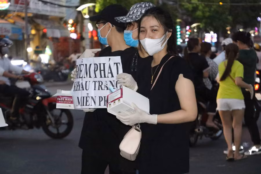 Các bạn trẻ Cần Thơ ra đường phát khẩu trang miễn phí.