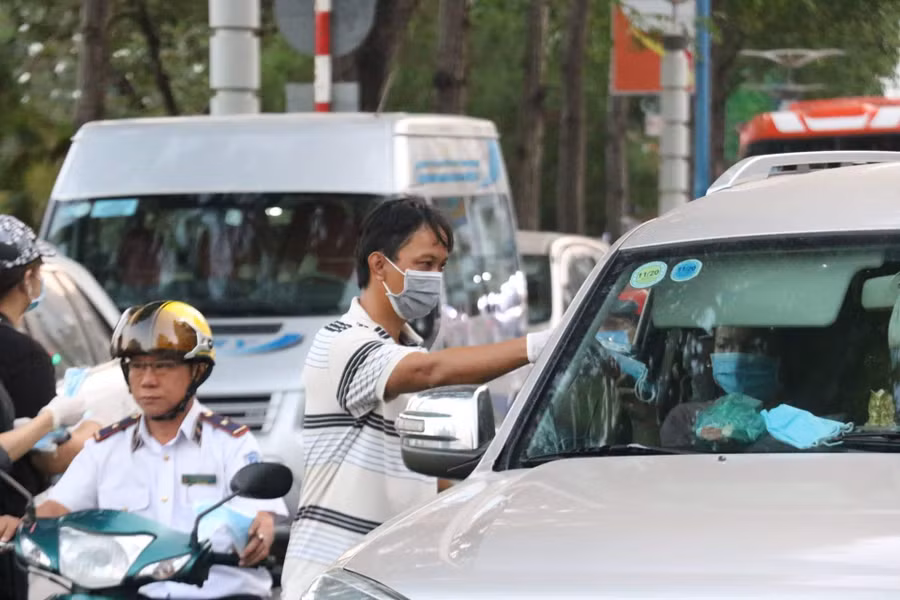 Tất cả đều nhiệt tình, trao tận tay từng chiếc khẩu trang.