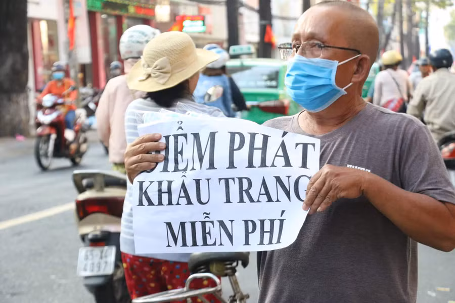 Cần Thơ: Hàng chục ngàn khẩu trang y tế miễn phí trao tay cho du khách và người dân