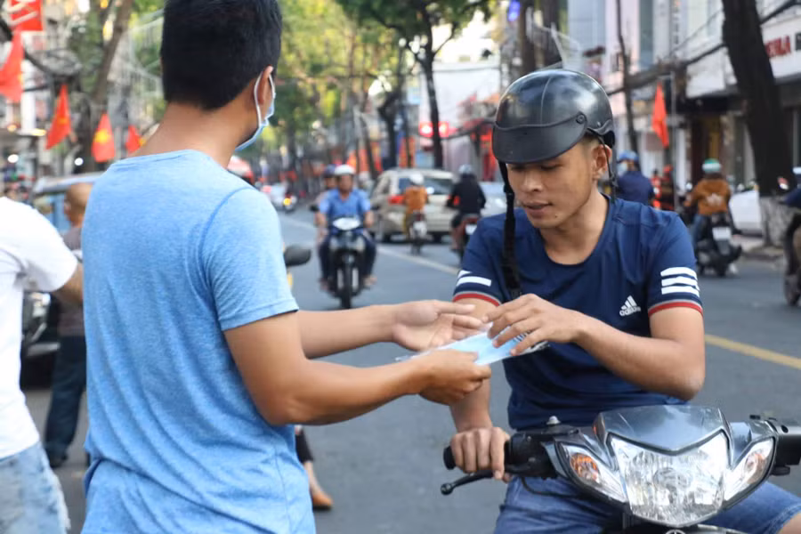 Khẩu trang y tế được phát tại nhiều tuyến đường.