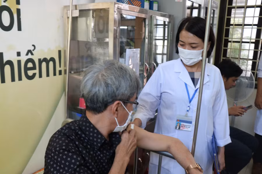 Sau khi tiêm vaccine phòng Covid-19, những người được tiêm chủng sẽ được theo dõi ít nhất 30 phút tại nơi tiêm chủng.
