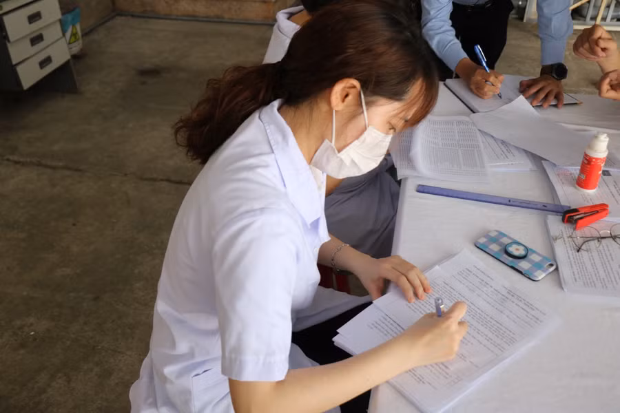 Tiến hành khai báo y tế và các thủ tục liên quan đến tiêm chủng.